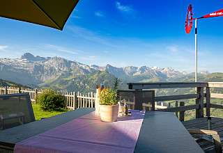 Bild der Bühlberg Terrasse im Sommer